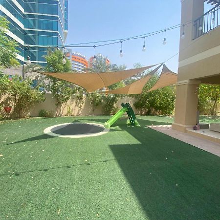 Spacious 4-Bedroom Villa, Children Friendly Dubai Exterior foto