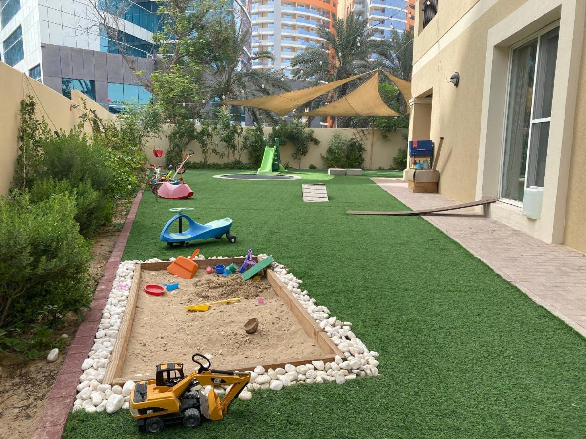 Spacious 4-Bedroom Villa, Children Friendly Dubai Exterior foto