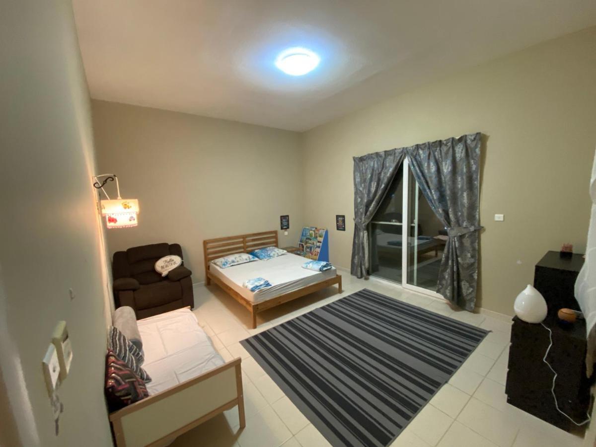 Spacious 4-Bedroom Villa, Children Friendly Dubai Exterior foto