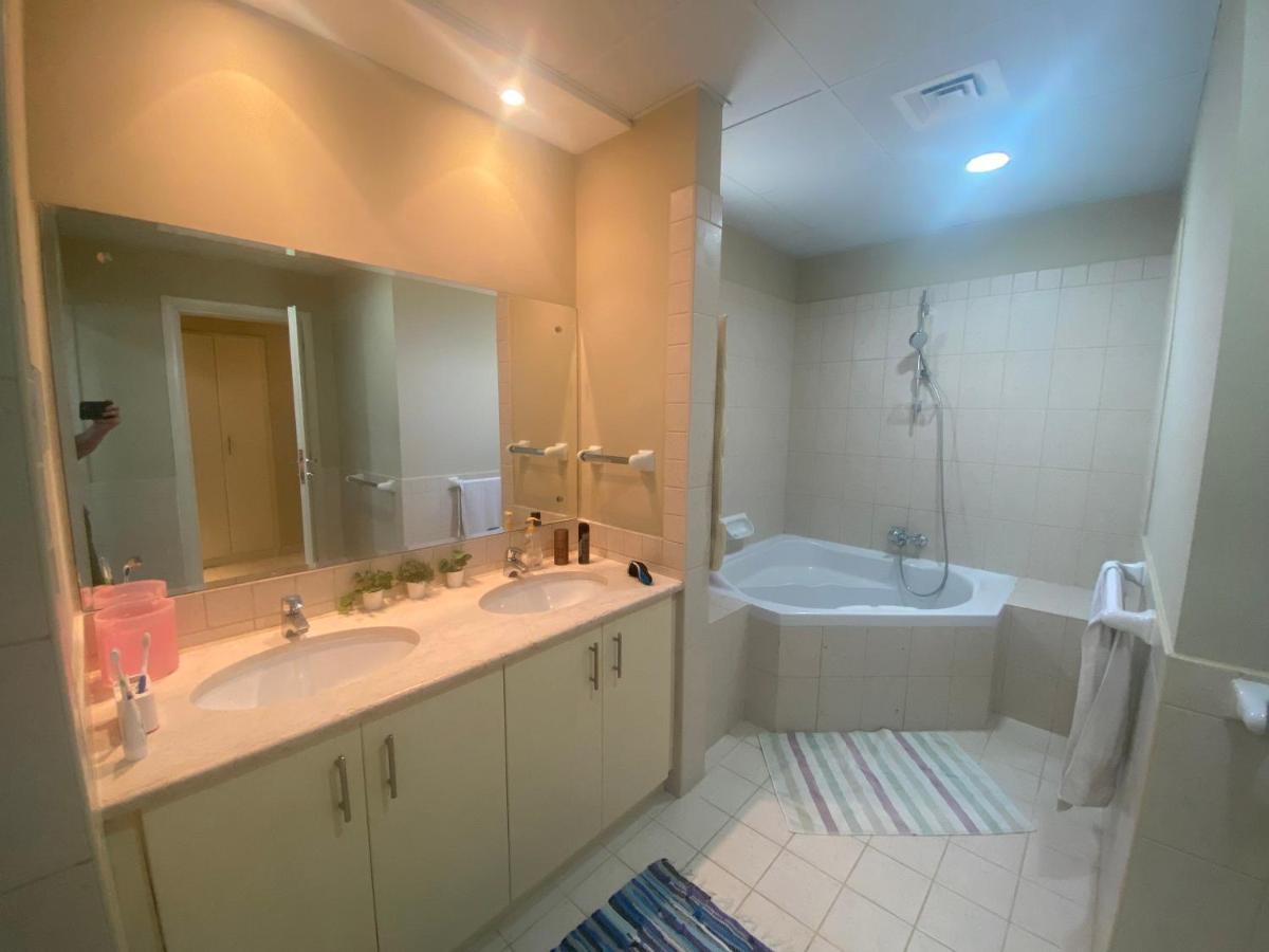 Spacious 4-Bedroom Villa, Children Friendly Dubai Exterior foto