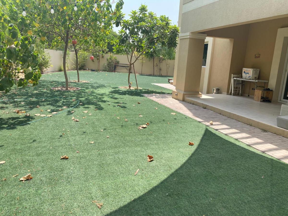 Spacious 4-Bedroom Villa, Children Friendly Dubai Exterior foto