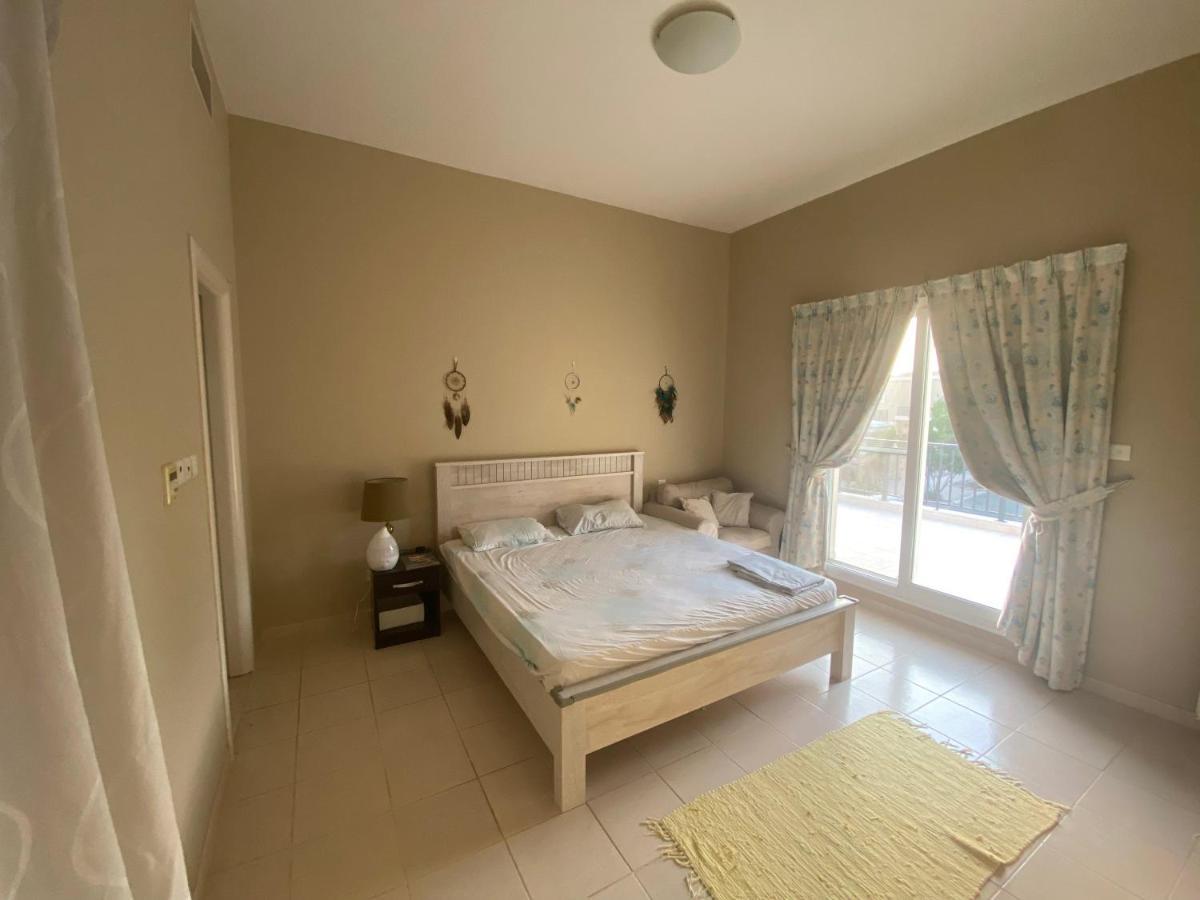 Spacious 4-Bedroom Villa, Children Friendly Dubai Exterior foto